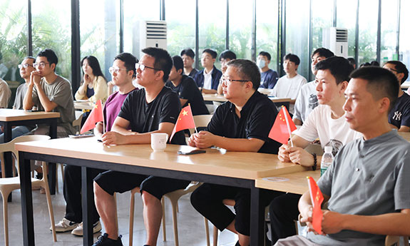 國歌嘹亮啟新程，初心如磐鑄輝煌""